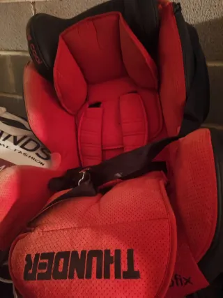 Silla de coche Isofix roja.SE PUEDE NEGOCIAR EL PR