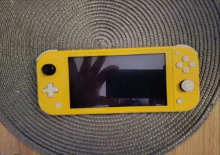 Nintendo Switch Lite Giallo + Accessori