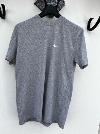 Camiseta Nike gris manga corta