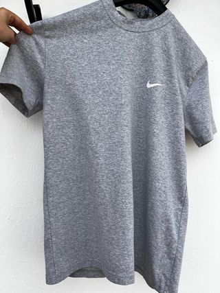 Camiseta Nike gris manga corta