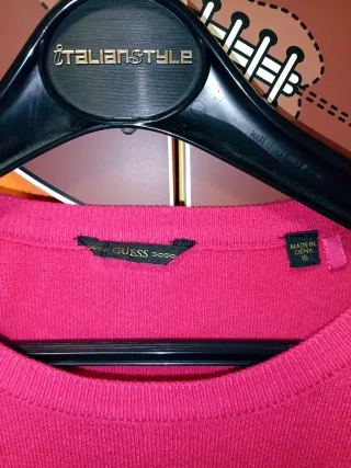 Maglia Guess lana rasata rosa  Veste perfettamente
