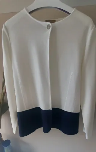 Chaqueta cárdigan blanca y azul