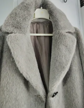 Abrigo de pelo gris