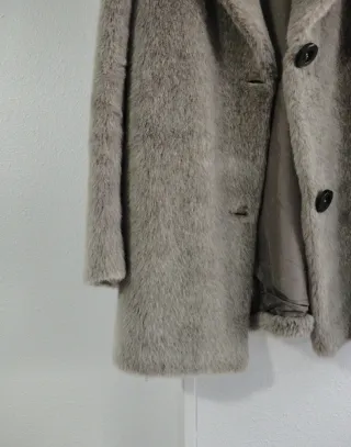 Abrigo de pelo gris