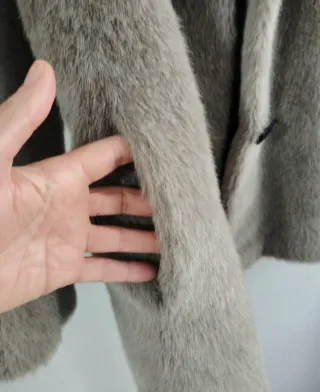 Abrigo de pelo gris