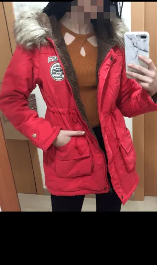 Abrigo rojo con capucha y forro