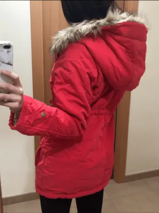 Abrigo rojo con capucha y forro
