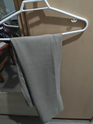 Traje de vestir con camisa salmón y corbata