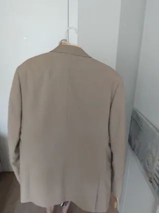 Traje de vestir con camisa salmón y corbata