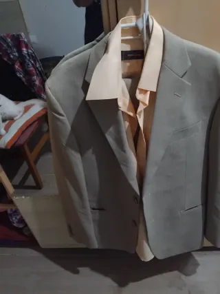 Traje de vestir con camisa salmón y corbata
