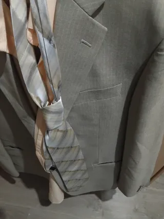 Traje de vestir con camisa salmón y corbata