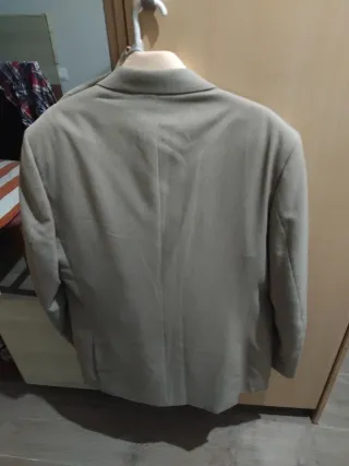 Traje de vestir con camisa salmón y corbata