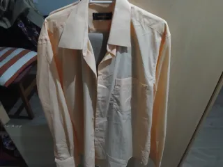 Traje de vestir con camisa salmón y corbata