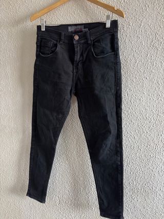 Pantalones vaqueros negros ajustados