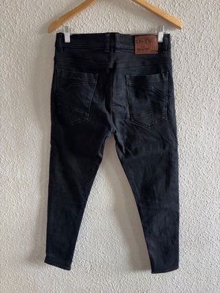 Pantalones vaqueros negros ajustados
