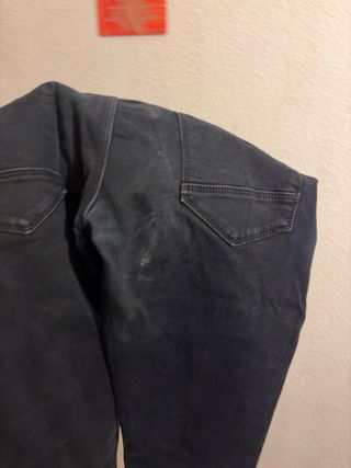 Pantalones vaqueros negros ajustados