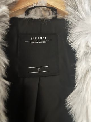 Abrigo pelo mujer gris y blanco