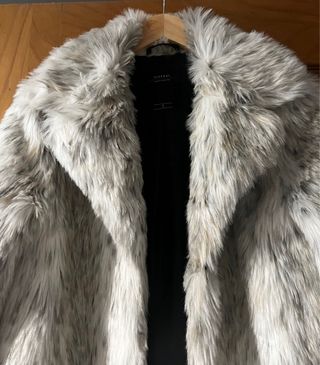 Abrigo pelo mujer gris y blanco