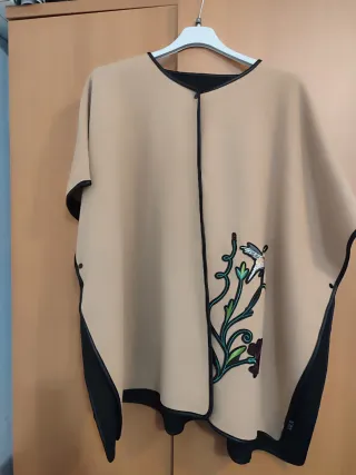 Poncho reversible beige y negro con