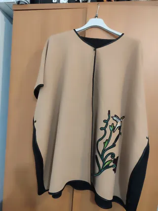 Poncho reversible beige y negro con