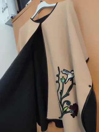 Poncho reversible beige y negro con