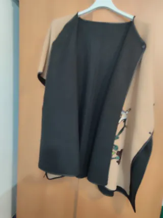 Poncho reversible beige y negro con