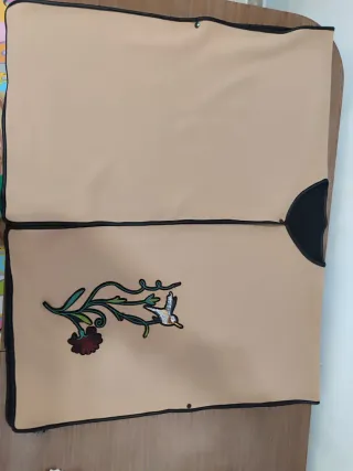 Poncho reversible beige y negro con