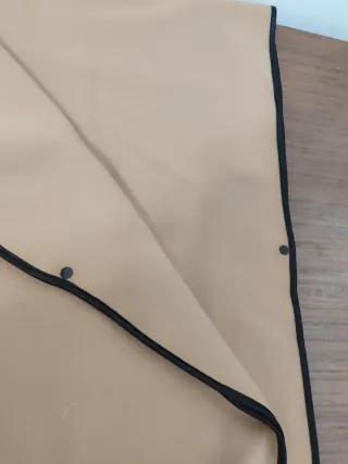 Poncho reversible beige y negro con