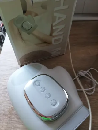 Masajeador de manos gris y blanco