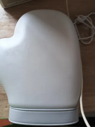 Masajeador de manos gris y blanco