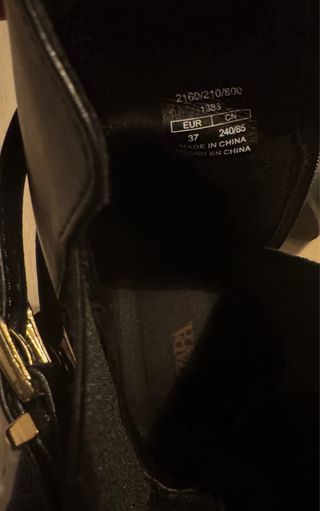 Botines negros con hebillas doradas