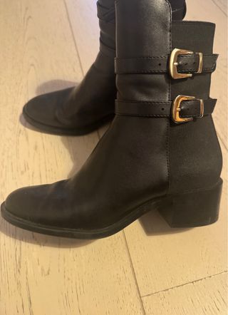 Botines negros con hebillas doradas