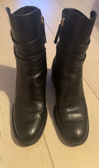 Botines negros con hebillas doradas