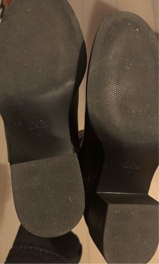 Botines negros con hebillas doradas