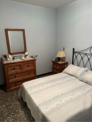 Cómoda de madera con espejo y mesitas