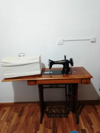 Máquina de coser Alfa antigua