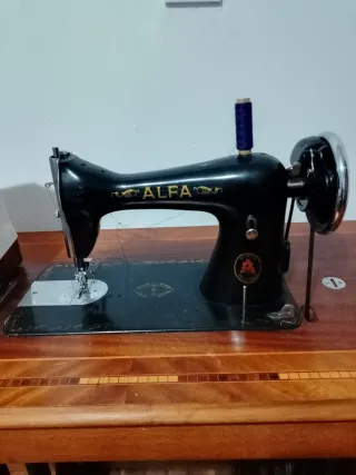 Máquina de coser Alfa antigua