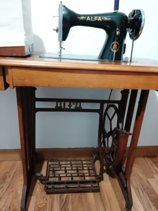 Máquina de coser Alfa antigua