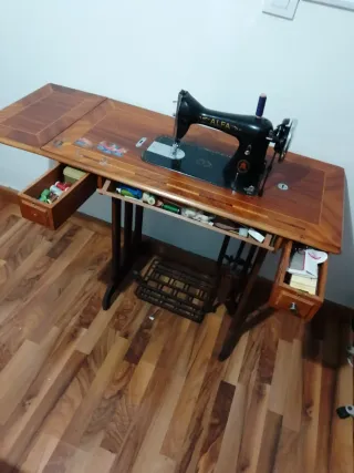 Máquina de coser Alfa antigua