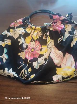 Bolsa de tela floral con asas