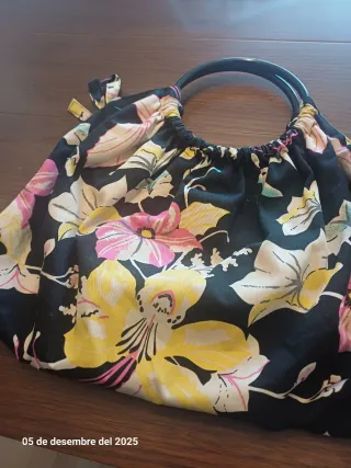 Bolsa de tela floral con asas