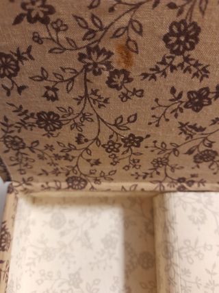 Joyero musical con diseño floral.