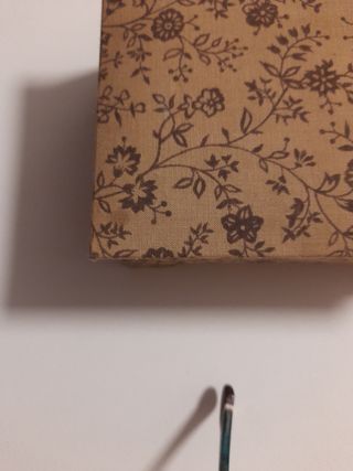 Joyero musical con diseño floral.