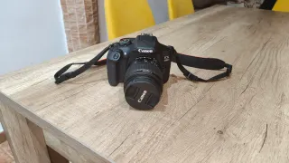 Cámara Canon EOS 2000D. Se incluye trípode.