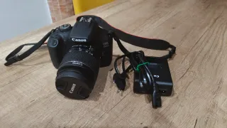 Cámara Canon EOS 2000D. Se incluye trípode.