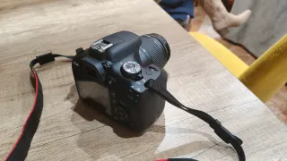 Cámara Canon EOS 2000D. Se incluye trípode.