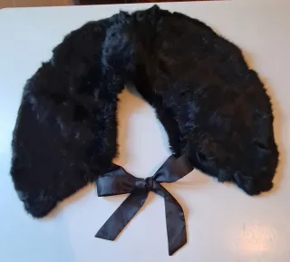 Cuello pelo sintético negro con lazo