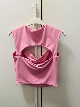 Top rosa escotado con espalda descubierta