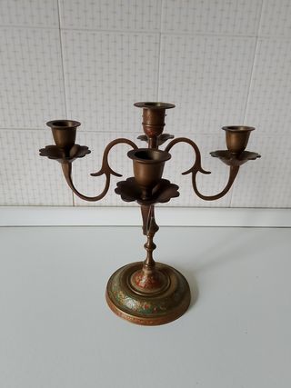 Vecchio candelabro decorato
