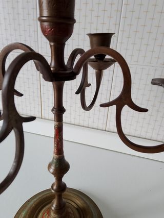 Vecchio candelabro decorato